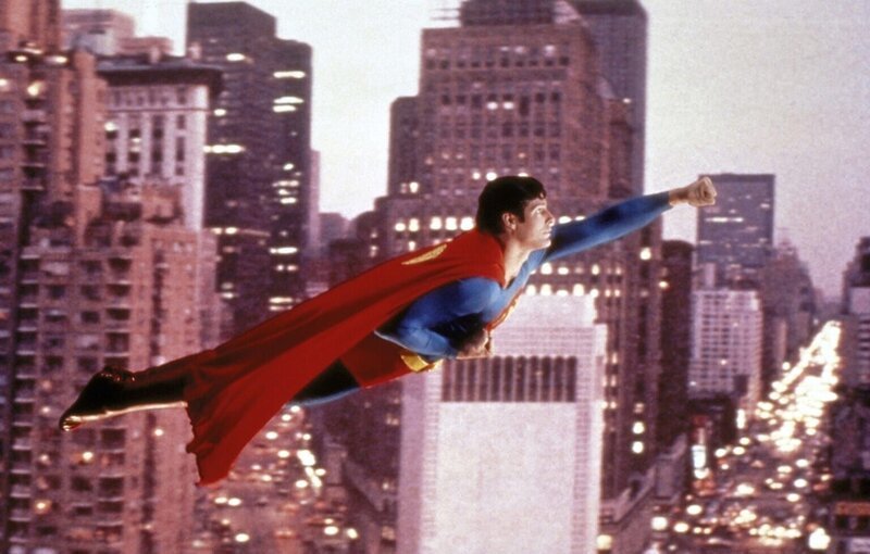 Auf der Erde wird Superman (Christopher Reeve) von der Farmerfamilie Kent aufgenommen und auf den Namen Clark getauft. Als er älter wird, entdeckt er seine Superkräfte: Er kann fliegen, ist praktisch unverwundbar und verfügt über nahezu unbegrenzte Kräfte … – Bild: MPP Auf der Erde wird Superman (Christopher Reeve) von der Farmerfamilie Kent aufgenommen und auf den Namen Clark getauft. Als er älter wird, entdeckt er seine Superkräfte: Er kann fliegen, ist praktisch unverwundbar und verfügt über nahezu unbegrenzte Kräfte … – Bild: MPP