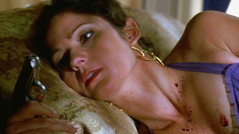 Nach einer durchzechten Nacht wacht Jordan (Jill Hennessy) in einem Hotelzimmer auf: Sie ist voller Blut und hält in der Hand einen Revolver. Was ist passiert? – Bild: RTL /​ NBC Universal.