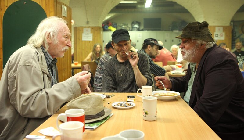 Mundl (Karl Merkatz, l.) und Motzl (Oswald Fuchs, r.) stärken sich in der Gruft. – Bild: Petro Domenigg /​ FILMSTILLS.AT