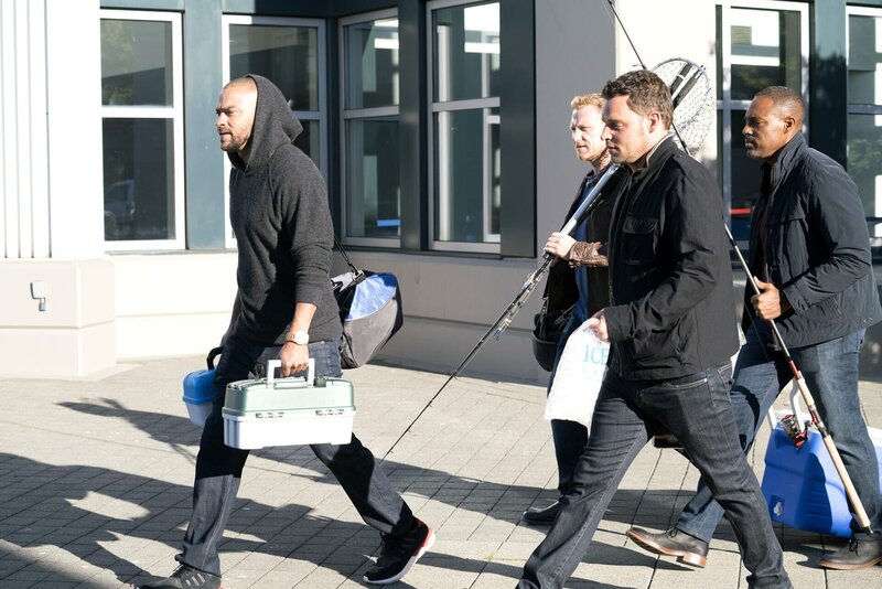 Zusammen mit Owen (Kevin McKidd, 2.v.l.), Alex (Justin Chambers, 2.v.r.) und Ben (Jason George, r.) begibt sich Jackson (Jesse Williams, l.) zu seiner neuesten Errungenschaft. Unterdessen bittet Amelia Tom um Unterstützung bei ihrer ersten OP – was anders endet als gedacht … – Bild: 2017 American Broadcasting Companies, Inc. All rights reserved. /​ Derek Johnson Lizenzbild frei