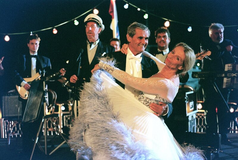 (v.li.): Bruno Thost (Schiffskapitän), Ernesto Pittner (Tanzschulenbesitzer), Ellen Umlauf (Frau Kaiser). – Bild: ORF/​MR Film/​Contessina Bauer