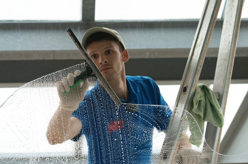 Bei der Reinigung der Fenster zählt die richtige Technik. – Bild: Florian Hellwig /​ ZDF und Florian Hellwig