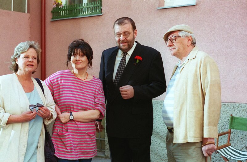 „Kaisermühlen Blues“, „Schlussakkord.“ Nach einem Zwischenfall im Wasserwerk erhält Gneisser eine allerletzte Chance als Abgeordneter im Bundesrat. Schoitl erhält einen Professorentitel und einen Korb von seiner Mausi-Maus. Leopoldine Turecek hat nämlich genug von Kaisermühlen und tritt eine ausgedehnte Reise an. Trautmann wird befördert und als Abteilungsleiter ins Sicherheitsbüro versetzt. Überglücklich ist Gustl Schimek, denn seine Nancy ist wieder schwanger.Im Bild (v.li.): Marianne Mendt (Gitti Schimek), Brigitte Swoboda (Frau Koziber), Götz Kauffmann (Rudi Gneisser), Walter Langer (Herr Kudrnac). – Bild: ORF/​MR-Film/​Contessina Bauer
