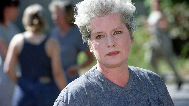 Als Uschi (Barbara Freier) von Jules Affäre mit Nadja erfährt, trifft sie das hart. Da Jule nicht mit sich reden lässt, versucht Uschi das Paar wieder auseinander zu bringen. – Bild: RTL