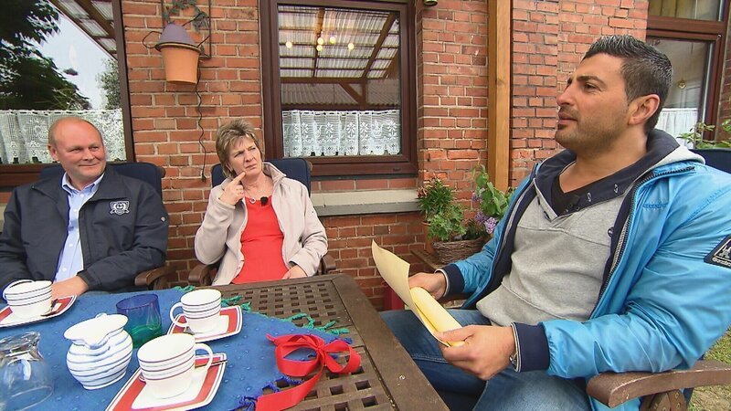 Geldübergabe_v.li. Klaus und Irma Michaelis, Sükrü Pehlivan (Moderator) – Bild: RTL Zwei