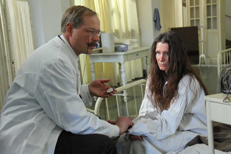 Die Serie „Alois Alzheimer – Verloren im Vergessen“ erzählt neben der Biografie Alois Alzheimers nicht nur ein wichtiges Kapitel Medizingeschichte, sondern spannt den Bogen bis in die Forschungen der Gegenwart. Hier: Dr. Alzheimer untersucht Auguste Deter. – Bild: BR