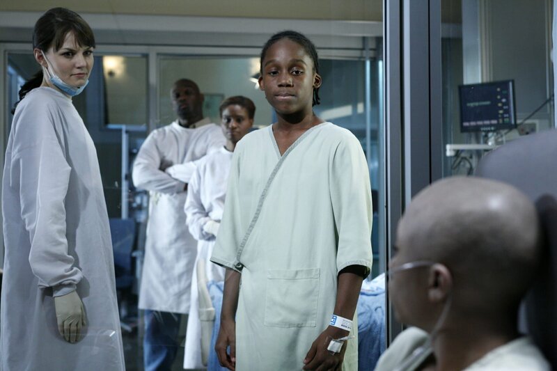 Obwohl sie nicht getroffen wurde, spuckt die 19-jährige College-Studentin Addie (Lyndsy Fonseca) plötzlich Blut. Kann Dr. House ihr helfen? – Bild: NBC Universal Television Studio