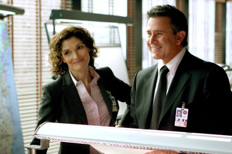 Anne Cassidy (Mary Elizabeth Mastrantonio) und Jack Malone (Anthony LaPaglia).  Die Verwendung des sendungsbezogenen Materials ist nur mit dem Hinweis und Verlinkung auf RTL+ gestattet. – Bild: RTL /​ Warner Bros. Entertainment, Inc.