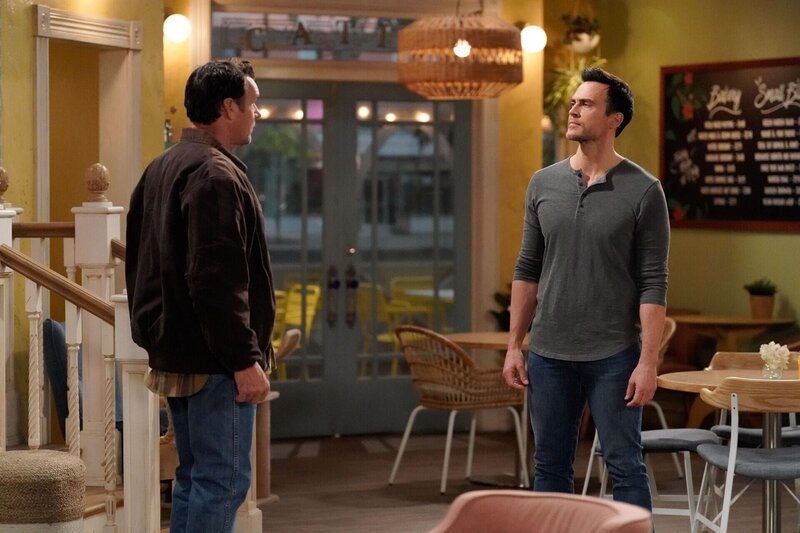 Dan Kingbird (David James Elliott, l.); Max (Cheyenne Jackson, r.) – Bild: 2022 Warner Bros. Entertainment Inc. & Fox Media LLC All Rights Reserved. Lizenzbild frei