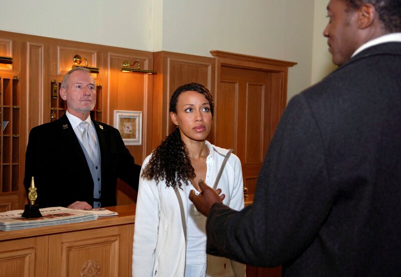 10 Uhr im Ersten. Samia (Dominique Siassia, M.) und Alfons (Sepp Schauer, l.) sind schockiert: Samias Vater Joshua (Aloysius Itoka, r.) taucht plötzlich am Fürstenhof auf. – Bild: ARD/​Jo Bischoff