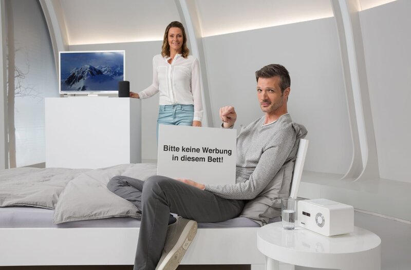 Die Werbeindustrie hat Pläne, Werbung in unsere Träume zu integrieren – ein Konzept, bekannt als „Traum-Inkubation“. Dies beinhaltet das Ansehen eines Videos vor dem Einschlafen, gefolgt von gezielten Geräuschen im Schlaf, um Träume über das beworbene Produkt zu erzeugen. Warum das hochproblematisch ist und wie man sich dem (Alp-)traumhaften Marketing entziehen kann, erklären Anja Reschke und Adrian Pflug in „Wissen vor acht – Zukunft“. – Bild: ARD/​Michael Boehme