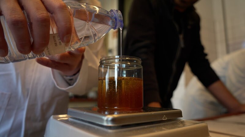 Mit Sirup gestreckter Honig ist auch geschmacklich fast nicht von reinem Honig zu unterscheiden. – Bild: ZDF