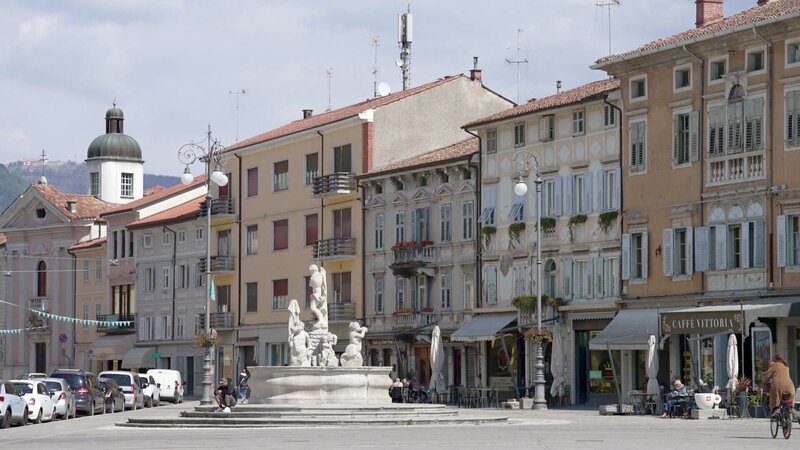 Nova Gorica und Gorizia: zwei Kleinstädte. Und doch kennen die meisten Menschen sie nur von der Durchreise. Das wird sich heuer ändern, denn die beiden Städte bilden gemeinsam eine der Kulturhauptstädte Europas 2025. Ein Novum – denn schließlich liegt Nova Gorica in Slowenien und Gorizia in Italien. Wer in Nova Gorica/Gorizia aus dem Zug steigt, tritt auf einen Bahnhofsvorplatz – Trg Evrope und Piaza Transalpina genannt, den sich zwei europäische Länder teilen, denn mitten durch den Platz läuft die Staatsgrenze. Auch wenn diese seit dem EU-Beitritt Sloweniens so gut wie jede Bedeutung verloren hat, ist sie nicht nur Thema vieler Produktionen in der Kulturhauptstadt, sondern auch titelgebend: „Go borderless“ ist das Motto für das kulturelle Jahresprogramm. Martin Traxl trifft für den kulturMontag Künstlerinnen und Künstler, Filmmacherinnen, Historiker und Weinbauern und spricht mit ihnen darüber, welche Rolle die Grenze in ihrem Leben und Arbeiten spielt und welche Hoffnungen sie in die Kulturhauptstadt setzen. – Bild: 3sat