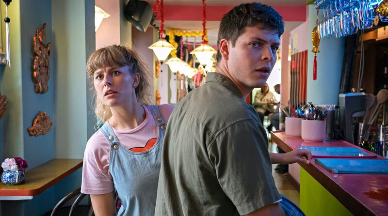 Emil (Alex Høgh Andersen, li.) ist Carlas (Roberta Hilarius Reichhardt, re.) Freund und Chef. – Bild: Viaplay Group/​Henrik Petit