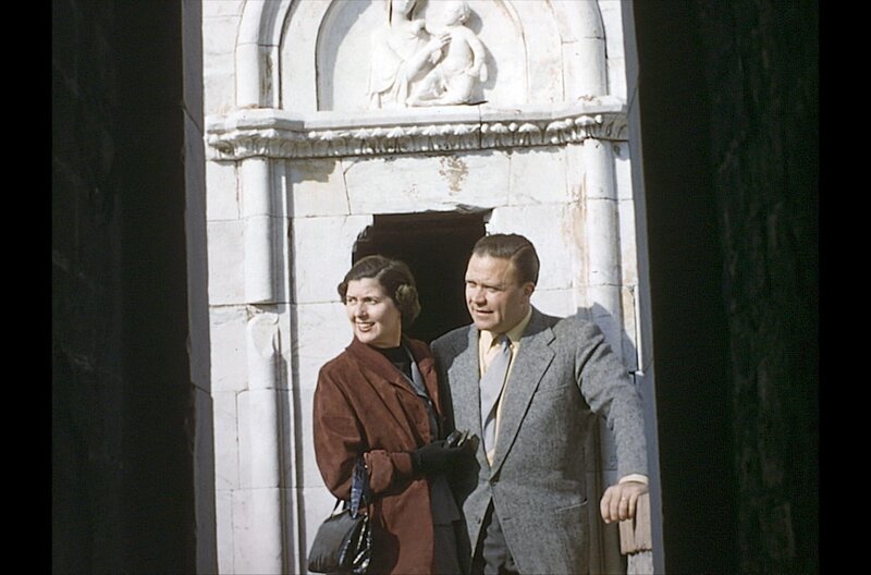 Das fiktive Ehepaar Vivian und Léon Barrett ist stets unterwegs. – Bild: Frank A. Lorang/​Nuria G.Lorang/​ZDF/​arte