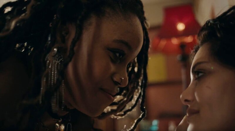 Cleo (Tarryn Wyngaard) braucht Zuwendung von Nina (Amara Okereke). – Bild: SWR/​Both Worlds Produktion