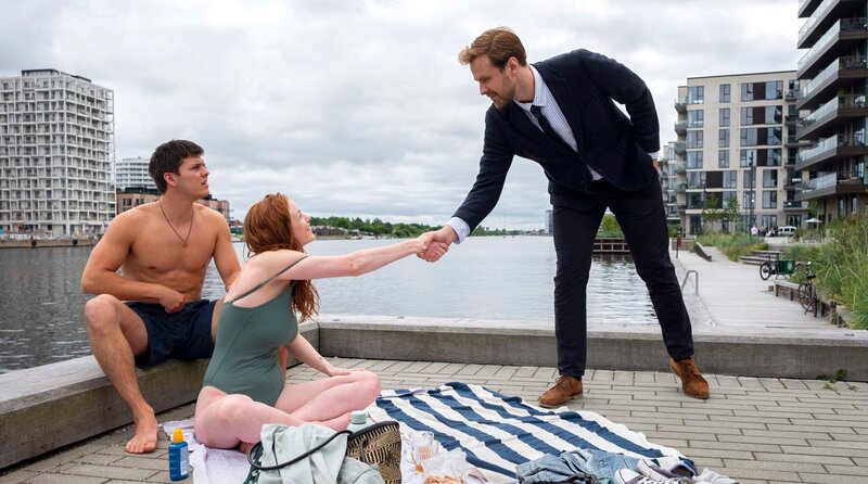 Viktor (Magnus Haugaard, li.) trifft Emil (Alex Høgh Andersen, re.) mit Siv (Johanne Milland) am Wasser. – Bild: Viaplay Group/​Christian Geisnæs