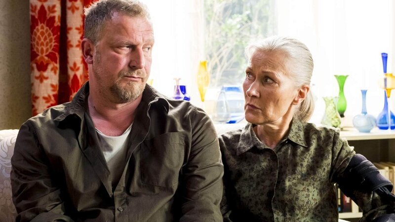 Tobi (Matthias Komm) ist genervt: Er muss mit Waltraud (Hedi Kriegeskotte) Fußball schauen. – Bild: RTL /​ Gordon Muehle