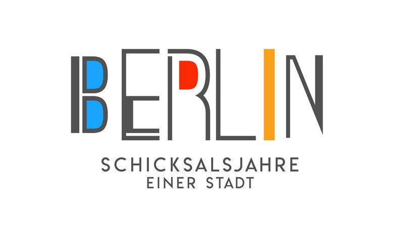 Die Geschichte der Stadt Berlin ab 1961 im ständigen Gegenschnitt als doppelten Blick auf West- und Ostberlin. Eine Berlin-Chronik der Superlative: 30 mal 90 Minuten, Jahr für Jahr erzählt, von 1961 bis 1990. – Bild: rbb/​akg-images