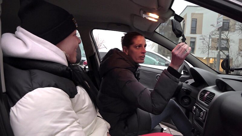 S11E70: Mel hat ihre Weiterbildung zur Pflegehelfenden erfolgreich abgeschlossen und feiert nun, weil ihre Freundin Nana ihr ein Auto geschenkt hat, damit sie mit einem Automatikgetriebe bequem mobil sein kann. – Bild: RTLZWEI