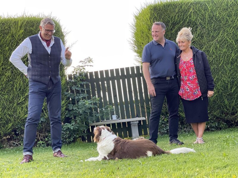 Graeme with Angela and Ian Archibald and their dog Rosie – Bild: Avalon Factual Ltd