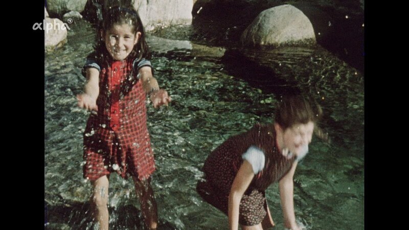 Dorfkinder im Tessin spielen im Bergbach – . – Bild: SWR