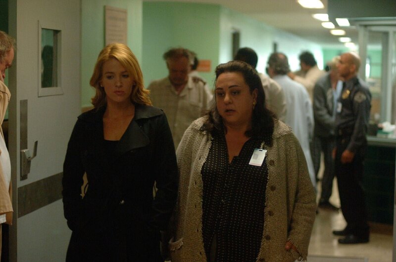 Sam (Poppy Montgomery, li.) wird von ihrer Freundin Laurie (Tara Karsian, re.) kontaktiert, die in einer psychiatrischen Klinik arbeitet. Sam soll helfen, die Identität einer verwirrten Frau zu klären. – Bild: Tiefe Dunkelheit /​ Warner Bros. Entertainment, Inc.