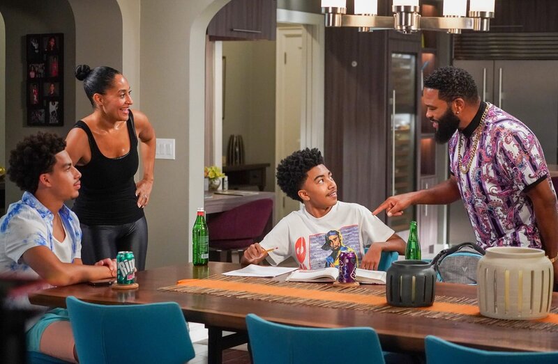 (v.li.): Marcus Scribner (Andre ‚Junior‘ Johnson jr.), Tracee Ellis Ross (Rainbow ‚Bow‘ Johnson), Miles Brown (Jack Johnson), Anthony Anderson (Andre ‚Dre‘ Johnson). – Bild: ORF/​Disney/​ABC/​Richard Cartwright