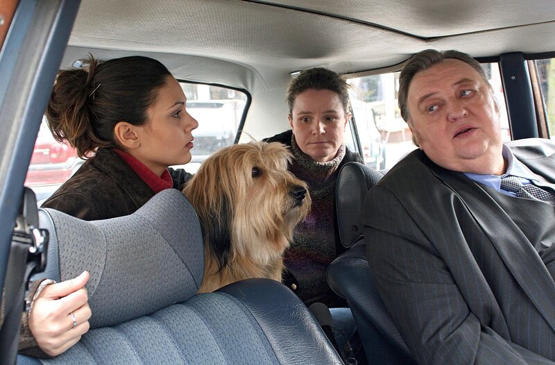 Gregor Ehrenberg (Dieter Pfaff, r.) hat entdeckt, dass Yasmin (Burcu Dal, l.) im Laden ihrer Eltern Rechtsberatung für ihre Landsleute durchführt. Im Beisein von Gudrun (Katrin Pollitt, M.) hält er ihr eine Standpauke. – Bild: rbb/​ARD/​Georges Pauly