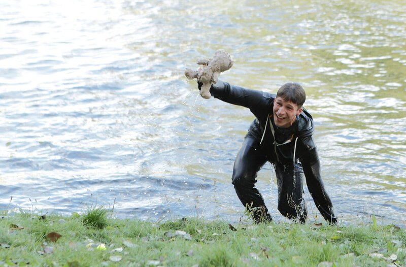Ein kühner Sprung in die Spree und Patrick Klug (Oliver Bender) hat Baby Ellies Teddy gerettet. – Bild: NDR/​ARD/​Daniela Incoronato