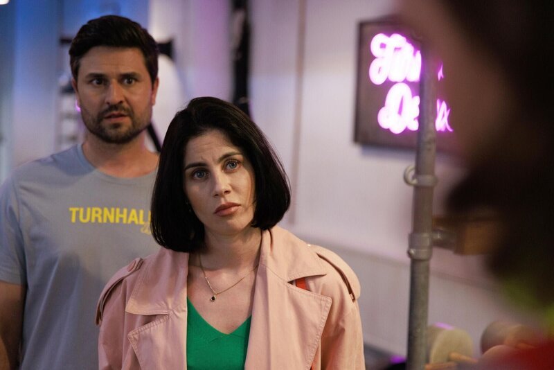 Sina (Valea Scalabrino) ist angespannt, als David (Diego Seyfarth, r.) beinahe ihre Suche nach Rolf mitbekommt. Links Paco (Milos Vukovic) – Bild: RTL /​ Sebastian Meyer /​ Der gemeinsame Feind