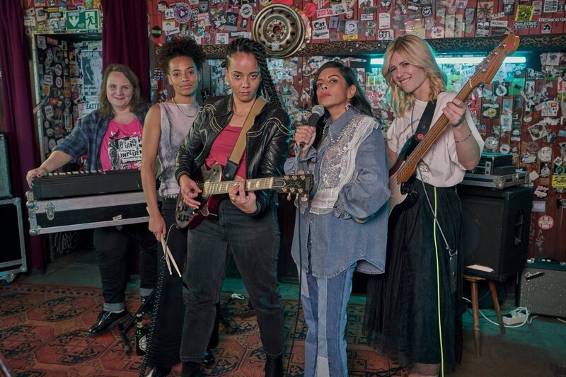 Sie sind Freundinnen, aber zusammen auch eine coole Band: Senta (Svenja Hermuth, l.), Lucie (Naomi Simmonds, 2.v.l.), Betty (Shari Asha Crosson, M.), Vicky (Collien Ulmen-Fernandes, 2.v.r.) und Nina (Laura Storz, r.). – Bild: ZDF und Frank Dicks Sie sind Freundinnen, aber zusammen auch eine coole Band: Senta (Svenja Hermuth, l.), Lucie (Naomi Simmonds, 2.v.l.), Betty (Shari Asha Crosson, M.), Vicky (Collien Ulmen-Fernandes, 2.v.r.) und Nina (Laura Storz, r.). – Bild: ZDF und Frank Dicks