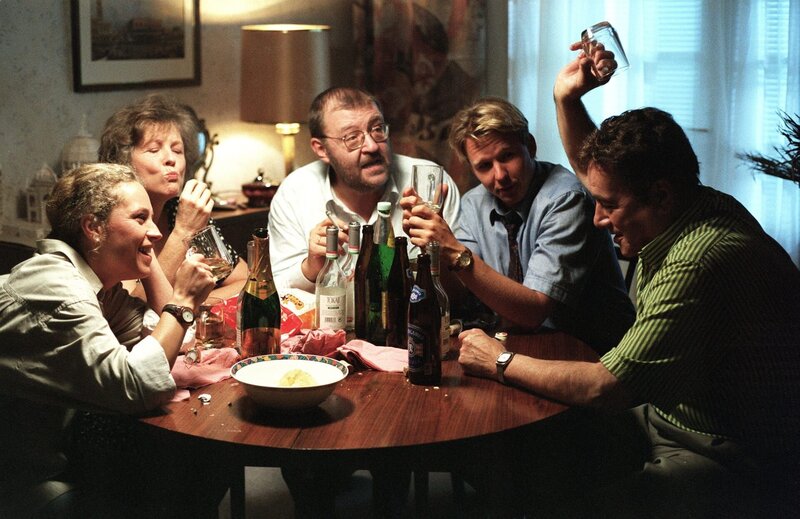 „Kaisermühlen Blues“, „Das 4. Gebot.“ Rudi Gneisser wird von der Zukunftswerkstatt nach Györ geschickt, um die dortigen Behörden mit dem österreichischen Vordenkertum vertraut zu machen. Joschi eröffnet unter nobler Adresse seine Künstleragentur Alcatraz und Pepi kündigt bei Vysloczil’s Immobilienbüro. Sebesta ist ziemlich unglücklich und versucht alles, um wieder nach Steinhof zu kommen.Im Bild (v.li.): Andrea Kiesling, Helma Gautier, Götz Kauffmann, Serge Falck, Peter Fröhlich. – Bild: ORF/​MR Film/​Contessina Bauer