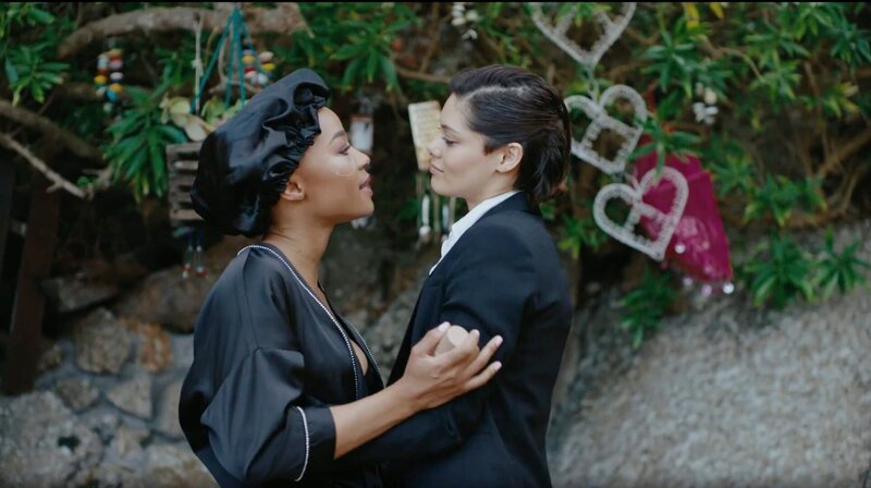Mandisa will Cleo (Tarryn Wyngaard) zum Ausflug überreden. Aber die bleibt hart. – Bild: SWR/​Both Worlds Produktion /​ SWR Presse/​Bildkommunikation