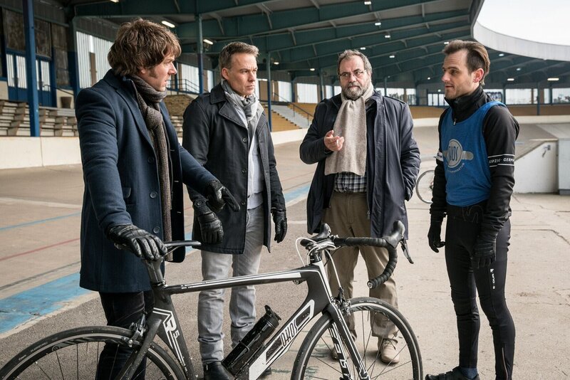 Jan Maybach (Marco Girnth, 2.v.l.) und Tom Kowalski (Steffen Schroeder, l.) wollen vom technischen Leiter Peter Gladow (Matthias Brenner, 2.v.r.) und Testfahrer Ronaldo Finke (Peter Sikorski, r.) wissen, in welchem Verhältnis sie zum Ermordeten standen. – Bild: ZDF /​ Uwe Frauendorf