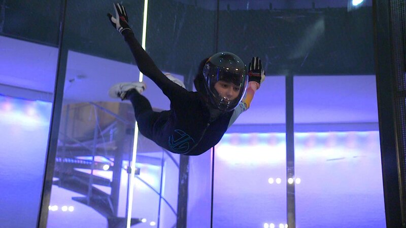 Cynthia schwebt im Tunnel. – Bild: rbb/​frank und frei/​Frank Kleemann