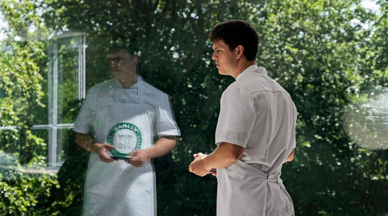 Emil (Alex Høgh Andersen) versucht mit seinem Service zu glänzen. – Bild: Viaplay Group/​Christian Geisnæs