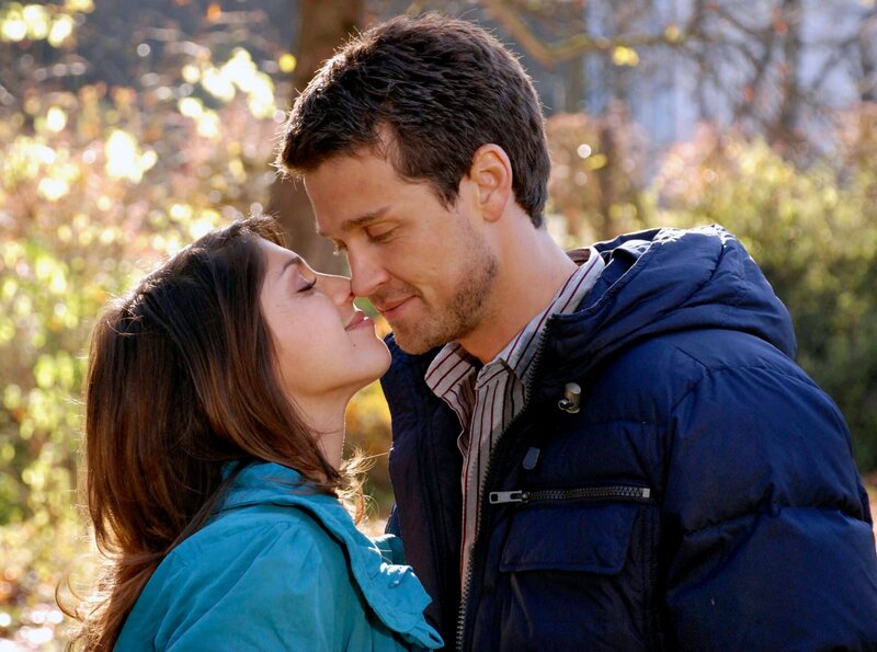 10 Uhr im Ersten. Marc (Wayne Carpendal, r.) löst bei Leonie (Anna Angelina Wolfers, l.) den gewonnenen Kuss ein – was Samia zufällig beobachtet. – Bild: ARD/​Jo Bischoff