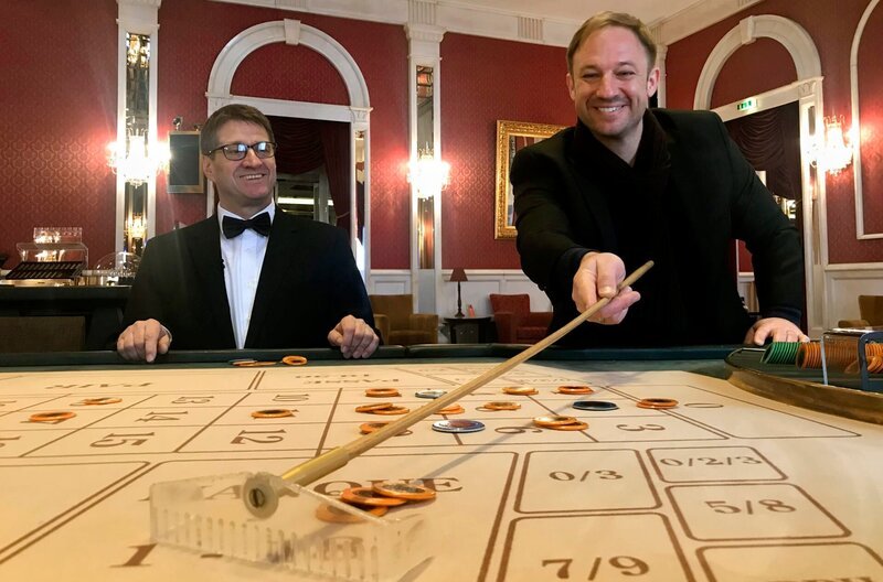 Tobi Kämmerer (rechts) und Croupier Wolfgang Rathe in der Bad Homburger Spielbank. – Bild: HR/​Johanna Mihm