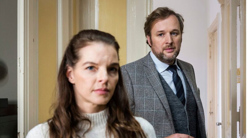 Viola Delbrück (Yvonne Catterfeld) mit dem neuen Chef Dr. Grimm (Stephan Grossmann). – Bild: MDR/​MOLINA FILM/​Steffen Junghans