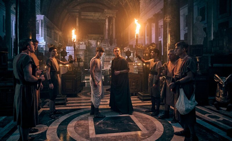 Domitian (Jojo Macari, mitte, r.) – Bild: 2023 Peacock TV LLC. All Rights Reserved /​ 2023 TATD Financing and Distribution, LLC. All Rights Reserved. /​ Peacock /​ Reiner Bajo/​™© 2024 Peacock TV LLC. All Rights Reserved