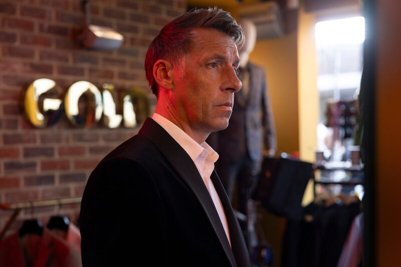 Soll sich als liebeshungriger Milliardär ausgeben, um eine schwarze Witwe in die Falle zu locken: DS Norman Potting (Craig Parkinson). – Bild: ZDF und Jonathan Browning