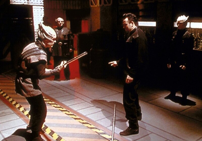 Tannier (Brendan Ford, l.), der noch schwer verletzt ist, muss gegen den skrupellosen Trace (Trevor Goddard, 2.v.r.) antreten. – Bild: ProSieben Media AG