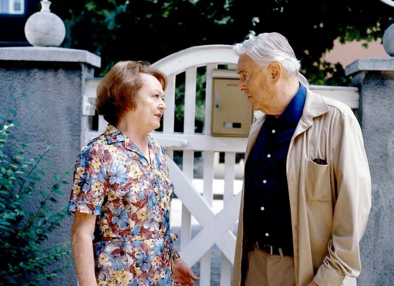 Onkel Rudolf (Hans Holt) mit seiner Haushälterin Josefa (Helly Servi). – Bild: ORF/​ZDF/​Nova Film