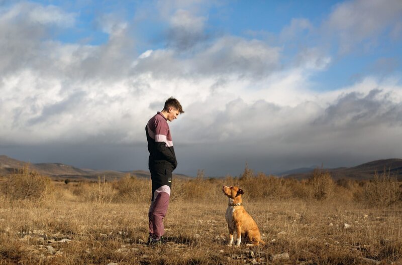Mirales (Raphaël Quenard) und sein Hund sind unzertrennlich. – Bild: Sylvère Petit/​Insolence Productions