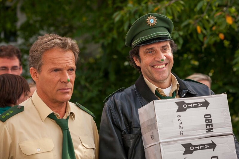 L-R: Franz Hubert (Christian Tramitz), Johannes Staller (Helmfried von Lüttichau) – Bild: TMG /​ Arvid Uhlig