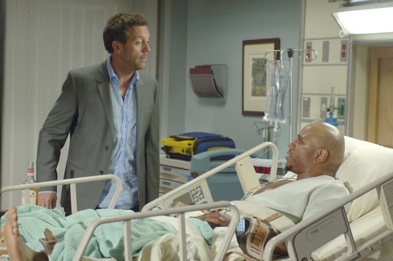 Der zum Tode verurteilte Clarence (LL Cool J, r.) kann nicht verstehen, warum Dr. House (Hugh Laurie, l.) ihn überhaupt behandeln will. – Bild: FOX BROADCASTING COMPANY