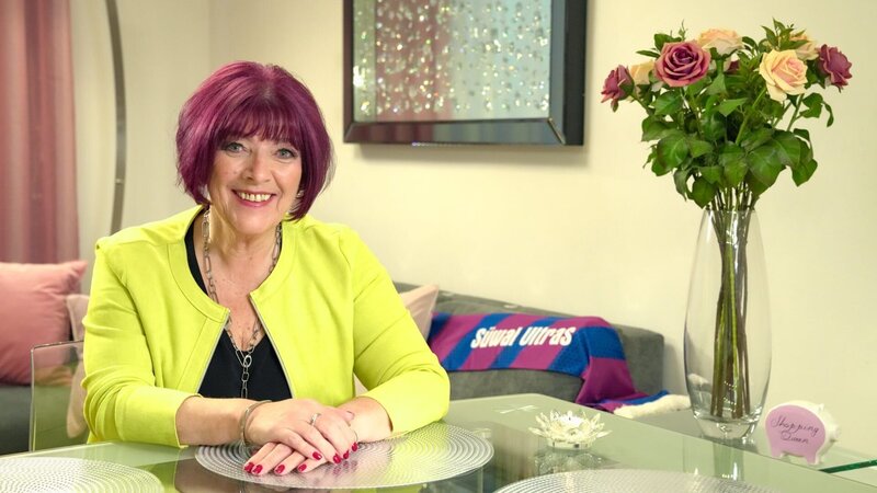 Sylvia, 54, kaufmännische Angestellte aus Wien, hofft jetzt bei den „Liebesg’schichten“ auf ihren Traummann. Das Online-Dating hat sie hinter sich gelassen: „Der Oberknaller war, ich habe einen Mann kennengelernt, der hat beim Date gemeint ‚Ich hoffe, es macht dir nichts aus, wenn ich in ein paar Tagen eine elektronische Fußfessel bekomme.‘ Da wusste ich, ich muss euch rufen! Das war mir dann wirklich zu viel.“ Der neue Mann an Sylvias Seite sollte ein echter Gentleman sein, charmant und bereit, sie zu verwöhnen. „Ich mach’ jetzt auf Prinzessin, hab ich mir gedacht“, lacht sie im Interview mit Nina Horowitz. Besonders wichtig ist der Wienerin die Stimme eines Mannes: „Wenn er eine piepsige Tonlage hat, wird das nicht die große Liebe werden.“ Ob der neue Traumprinz eine Glatze oder Haare hat, ist ihr wiederum egal: „Bruce Willis sieht mit Glatze auch besser aus als mit Haaren.“ Der neue Partner sollte maximal fünf Jahre älter oder jünger als sie sein. In Bezug auf die Figur hat die 54-Jährige allerdings klare Vorstellungen: „Kein Röntgenbild, aber auch kein Kugelfisch.“ Sylvia war zwei Mal verheiratet: „Meinen zweiten Mann habe ich prunkvoll in Las Vegas geheiratet.“ Doch beide Ehen hielten nicht. Jetzt ist sie bereit für eine neue Beziehung und würde sogar noch einmal heiraten – und hat schon eine klare Vorstellung von ihrer Traumhochzeit: „Nicht in Weiß und keine Mittelalterhochzeit! Eher am Traumschiff.“ Sylvia hat also noch ein Herz zu verschenken und startet ihren Aufruf: „Kuschelmaus sucht Kuschelbären!“ – Bild: ORF/​Talk TV/​Gustl Gschwantner