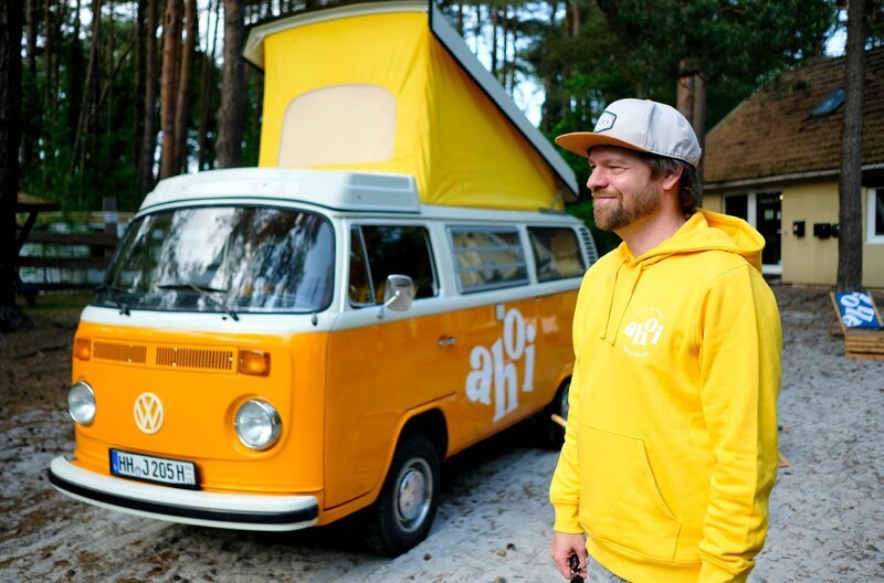 Traditionsbewusst: Geschäftsführer Jens Köhler hat den liebevoll restaurierten Camping-Oldtimer als Blickfang vor dem Empfangsgebäude positioniert. – Bild: NDR/Matthias Ruuck/Clip Film Traditionsbewusst: Geschäftsführer Jens Köhler hat den liebevoll restaurierten Camping-Oldtimer als Blickfang vor dem Empfangsgebäude positioniert. – Bild: NDR/Matthias Ruuck/Clip Film