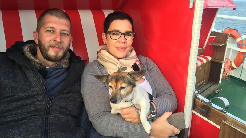 Claudia und Marcel, Hund „Lulu“ – Bild: TVNOW /​ Tokee Bros.